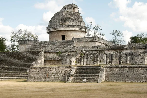 Unesco Dünya Mirası Listesi'nde yer alan Chichen Itza arkeoloji sahasında yer alan Maya kalıntılarının manzarası. Yucatan State, Meksika