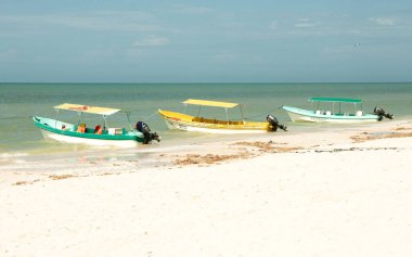 Progreso, Yucatan, Meksika - 2019: Motorlu tekneler şehrin yakınındaki turistik beyaz kumlu plajda demirledi.