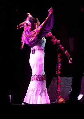 Merida, Yucatan, Meksika - 2013: Ünlü Meksikalı müzisyen Lila Downs şehrin yıldönümünü kutlamak için ücretsiz bir açık hava gösterisinde performans.