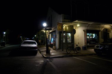 New Orleans, Louisiana, Abd - 2019: Bourbon Caddesi'nde gece bir fenerle aydınlatılan bir sokak köşesi.