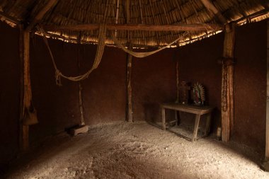 Tecoh, Yucatan, Meksika - 2019: Tarihi Hacienda Sotuta de Peon'da turistler için geleneksel bir Maya evi sergileniyor.