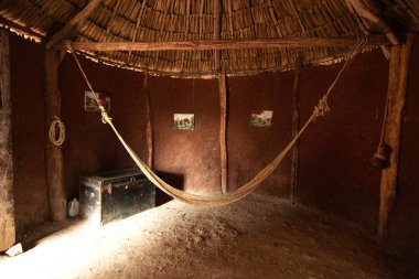 Tecoh, Yucatan, Meksika - 2019: Tarihi Hacienda Sotuta de Peon'da turistler için geleneksel bir Maya evi sergileniyor.