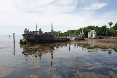 Miami, Florida, Abd - 2019: Coconut Grove'da bulunan işadamı James Deering'in eski villası ve arazisi olan Vizcaya Müzesi ve Bahçeleri'nin manzarası.