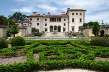 Miami, Florida, Abd - 2019: Coconut Grove'da bulunan işadamı James Deering'in eski villası ve arazisi olan Vizcaya Müzesi ve Bahçeleri'nin manzarası.