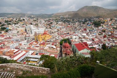 Bazilikası ve Guanajuato Üniversitesi de dahil olmak üzere Guanajuato Şehir tarihi merkezi, havadan görünümü. Guanajuato Eyaleti, Meksika.