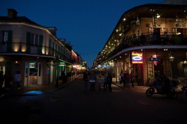 New Orleans, Louisiana, Abd - 2019: Geleneksel bir şehir mahallesi olan Fransız Mahallesi'nde gece ünlü Bourbon Caddesi'nin manzarası.