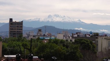 Mexico City, Meksika - 2019: Colonia del Valle bölgesinden Iztacchuatl volkanının görünümü.