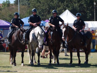 Baton Rouge, Louisiana, Abd - 2018: Louisiana State Üniversitesi'nin Parade Grounds'unda bir futbol maçı sırasında atlı polis nöbeti tutuyor.