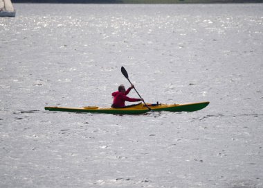Villa Carlos Paz, Cordoba, Arjantin - 2019: Bir adam San Roque Gölü, bu turistik şehrin ana konumlar birinde bir kayık sürmek.