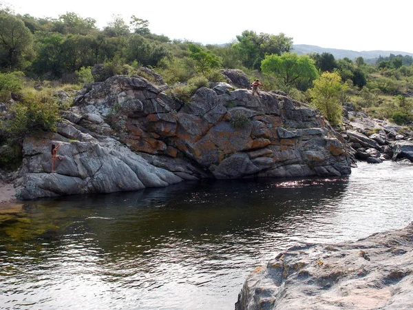 Cuesta Blanca Córdoba Argentina 2019 Hombre Salta Una Roca Río — Foto de Stock