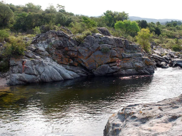 Cuesta Blanca Córdoba Argentina 2019 Hombre Salta Una Roca Río — Foto de Stock