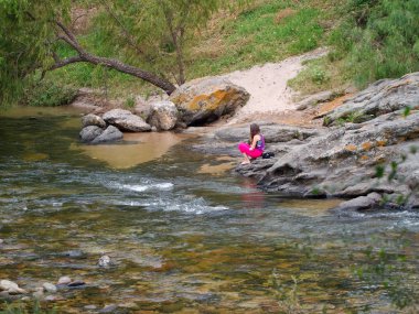 Cuesta Blanca, Cordoba, Arjantin - 2019: Bir kadın San Antonio nehri, eyalet başkenti yakınlarındaki popüler bir turizm tarafından sıcak bir sonbahar günü sahiptir.