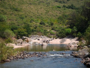 San Antonio nehri manzarası, Cuesta Blanca, Cordoba, Arjantin.  