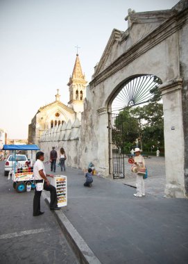 Cuernavaca, Morelos, Meksika - 2019: İnsanlar bir şapel ve Katedral La Asuncion önünde yerel ürünler satmak.