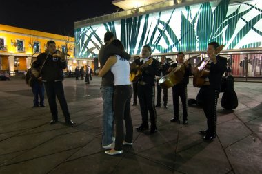 Mexico City, Meksika - 2019: Mariachis bir Pazar gecesi Garibaldi Meydanı'nda (Plaza Garibaldi) genç bir çift için gerçekleştirmek.