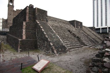Mexico City, Meksika - 2019: Plaza de las Tres Culturas'taki Aztek tapınaklarının kalıntıları (Üç Kültür Meydanı)