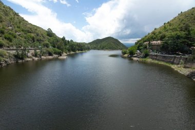 Tren de las Sierras, Cordoba, Arjantin dağların üzerinden seyahat bir turistik tren San Roque göl görünümü.