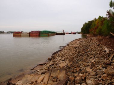 Baton Rouge 'da Mississippi Nehri üzerinde Barges, Louisiana, ABD