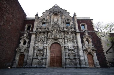 Mexico City, Meksika - 2019: Şehir merkezinde Kisisan del Salvador Caddesi'nde bulunan San Felipe Neri kilisesinin ön görünümü.