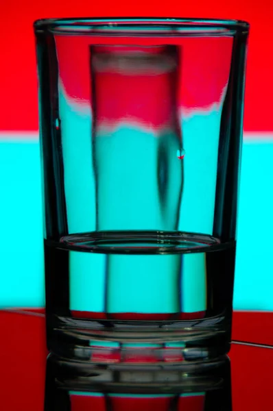 一杯水折射出五颜六色的光线 — 图库照片