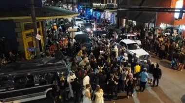 New Orleans, Louisiana, ABD - 31 Ekim 2018: Bir müzik grubu Cadılar Bayramı kutlamaları sırasında Fransız Mahallesi'nde performans sergiliyor.