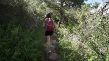 La Cumbre, Cordoba, Arjantin - 2019: San Jeronimo barajı yakınlarındaki bir dağda bir kadın yürüyüş yapıyor.