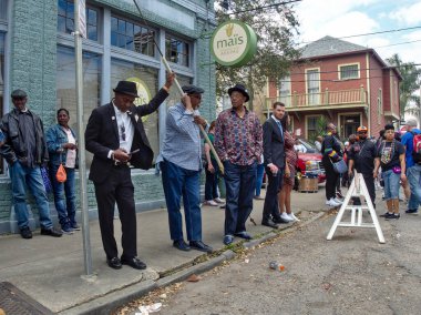 New Orleans, Louisiana, ABD - 2020: İnsanlar bu şehrin geleneksel bir etkinliği olan İkinci Hat geçit törenine katılıyor. 