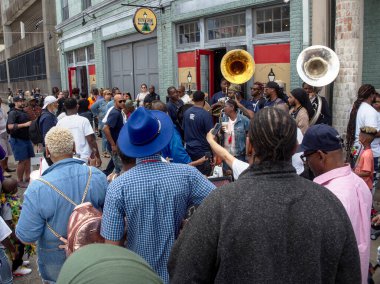 New Orleans, Louisiana, ABD - 2020: İnsanlar bu şehrin geleneksel bir etkinliği olan İkinci Hat geçit törenine katılıyor. 