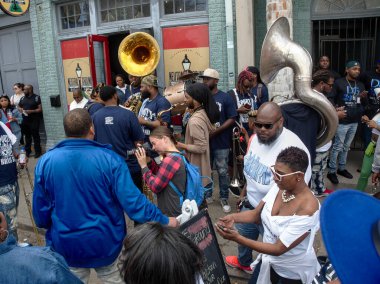 New Orleans, Louisiana, ABD - 2020: İnsanlar bu şehrin geleneksel bir etkinliği olan İkinci Hat geçit törenine katılıyor. 
