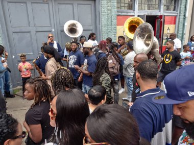 New Orleans, Louisiana, ABD - 2020: İnsanlar bu şehrin geleneksel bir etkinliği olan İkinci Hat geçit törenine katılıyor. 