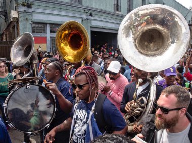 New Orleans, Louisiana, ABD - 2020: İnsanlar bu şehrin geleneksel bir etkinliği olan İkinci Hat geçit törenine katılıyor. 