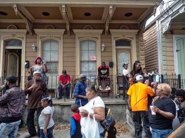 New Orleans, Louisiana, ABD - 2020: İnsanlar bu şehrin geleneksel bir etkinliği olan İkinci Hat geçit törenine katılıyor. 