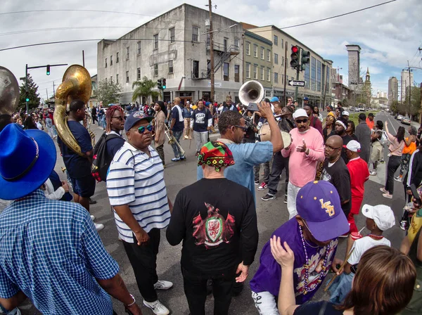 ルイジアナ州ニューオーリンズ 2020年 人々はこの街の伝統的なイベントであるセカンドラインパレードに参加します — ストック写真