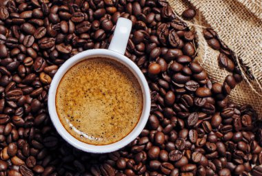 Cafee beyaz bir fincan 