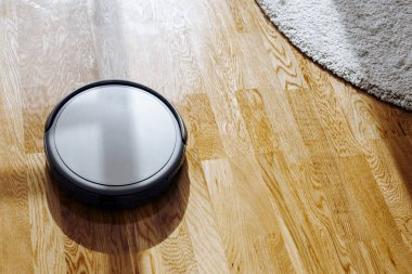 Yerde robotik süpürge var. 