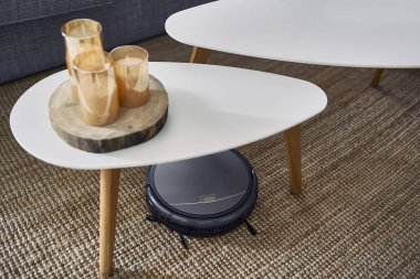 Yerde robotik süpürge var. 