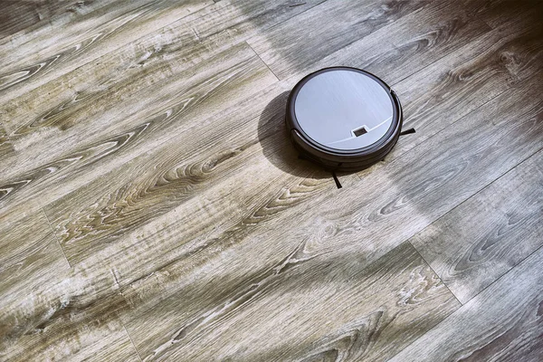 Yerde robotik süpürge var. 