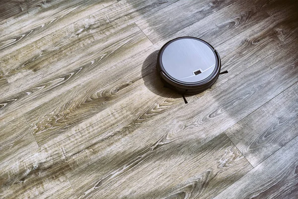 바닥에 있는 로봇 청소기 스톡 사진