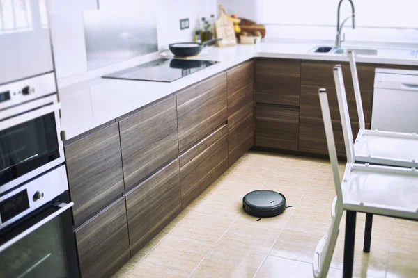 Robotic vacuum cleaner on the floor — Stock Photo, Image