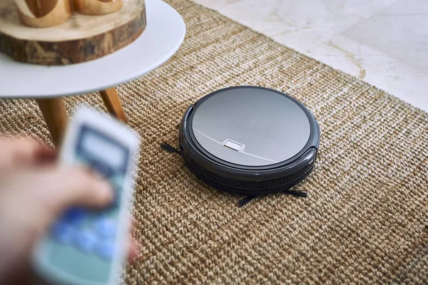 Yerde robotik süpürge var. 