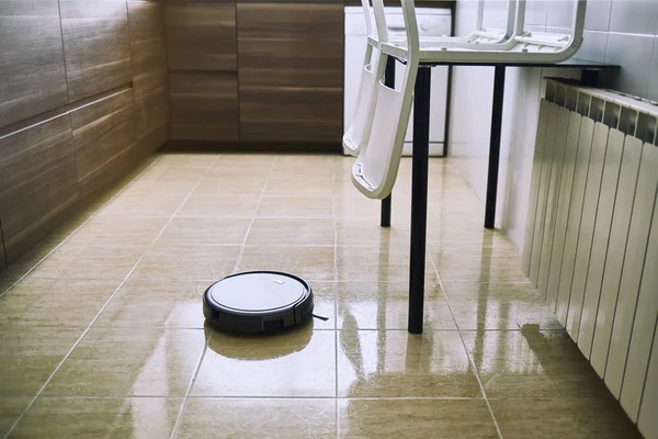Yerde robotik süpürge var. 