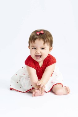 Kırmızı elbiseli bir bebek