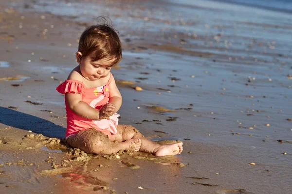 Bebê Brincando Com Areia Praia — Fotografia de Stock