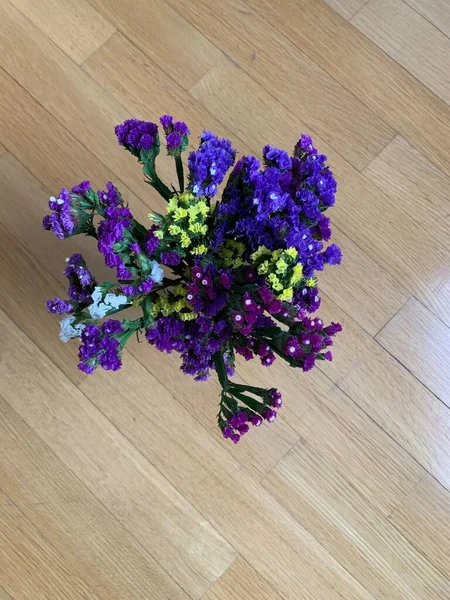 Esta Uma Composição Buquê Flores Coloridas Vaso Chão Madeira — Fotografia de Stock