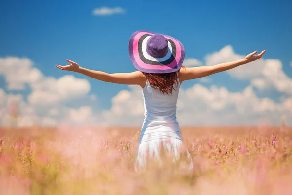 Szczęśliwa Kobieta Enjoing Życia Polu Kwiatami Piękno Natury Błękitne Niebo — Zdjęcie stockowe