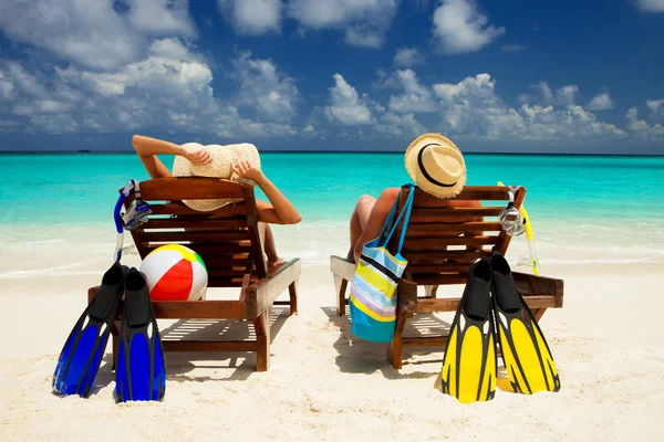 Boas Férias Família Paraíso Casal Relaxar Areia Branca Praia Feliz — Fotografia de Stock