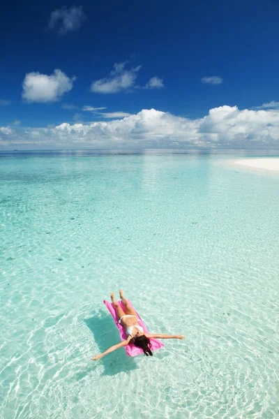 Mulher Nadar Relaxar Colchão Inflável Mar Estilo Vida Feliz Ilha — Fotografia de Stock