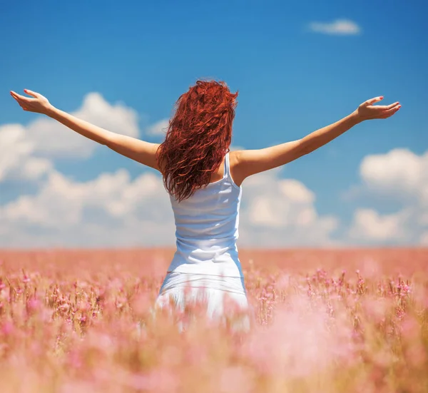 Mujer Feliz Disfrutando Vida Campo Con Flores Belleza Naturaleza Cielo —  Fotos de Stock