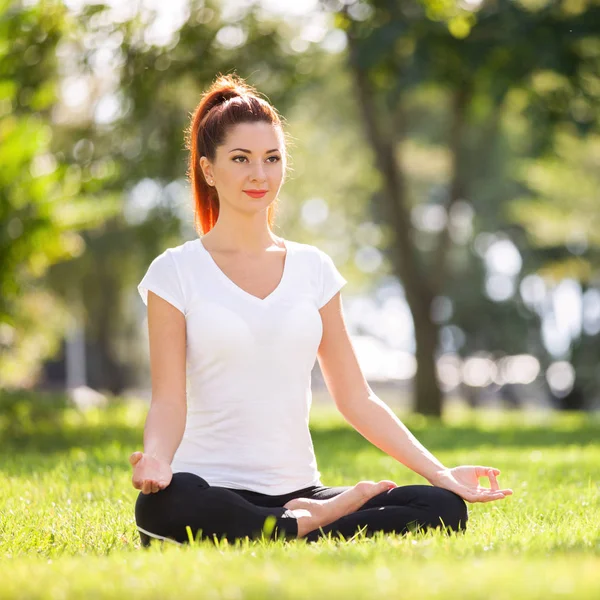 Yoga Aire Libre Mujer Feliz Haciendo Ejercicios Yoga Medita Parque —  Fotos de Stock