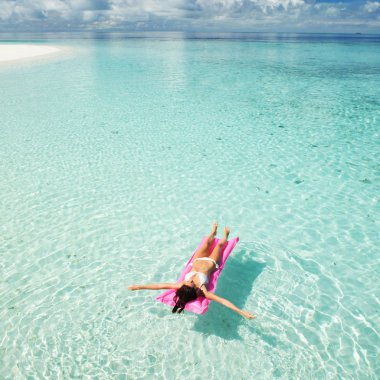 Kadın yüzmek ve denizde şişme yatak dinlenin. Mutlu ada bir yaşam tarzı. Beyaz kum, tropikal Beach-mavi deniz. Tatil cenneti. Okyanus plaj sakin ol, Maldivler Adaları'na seyahat